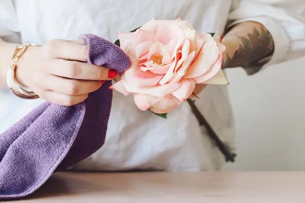 تمیز کردن گل مصنوعی چگونه است؟