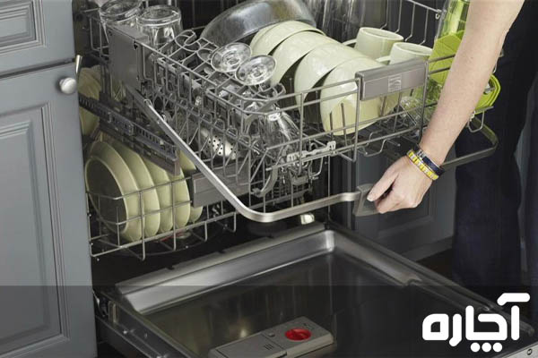 دستی در حال چیدن ظروف در ماشین ظرفشویی