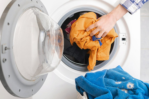 11 روش آسان نگهداری و تعمیر ماشین لباسشویی که عمر آن را دو برابر می‌کند!