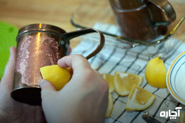 لکه‌های آب روی نقره و مس را با استفاده از آب لیمو پاک کنید