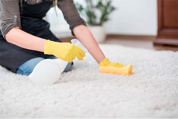 7 ترفند برای از بین بردن بوی شیر از روی فرش!
