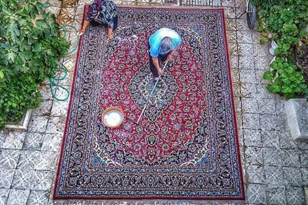 شستشوی صحیح فرش در منزل به سبک قالیشویی‌ها!