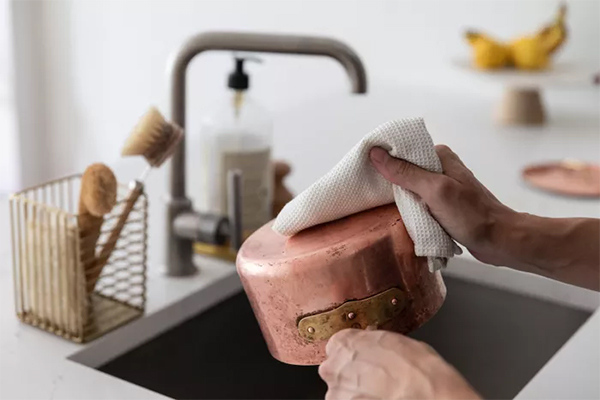 ۵ روش ساده خانگی برای تمیز کردن ظروف مسی
