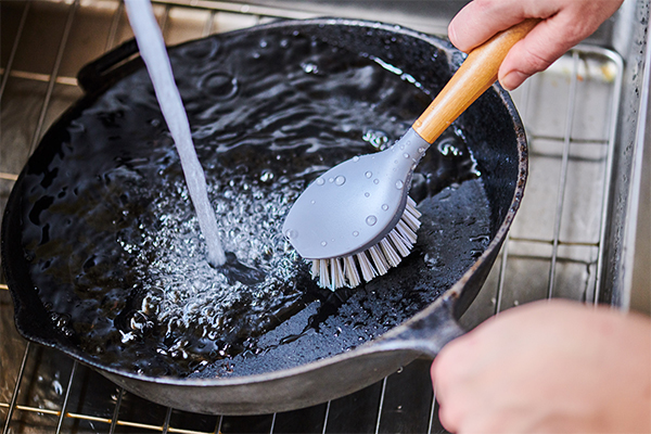 تمیز کردن ظروف چدنی سوخته