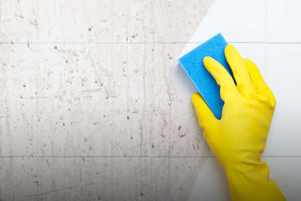 آسان‌ترین راه تمیز کردن کاشی‌های حمام + فرمول جرم‌گیر خانگی