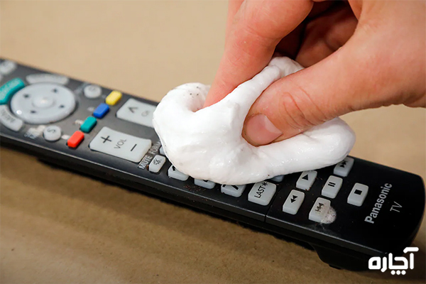 تمیز کردن کنترل تلویزیون با خمیر جوش شیرین