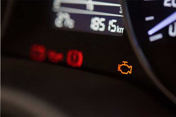کاهش فشار روغن موتور ماشین زمانی رخ می‌دهد که چراغ روشن شود
