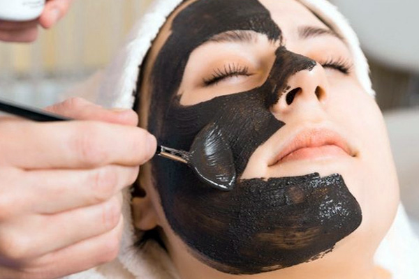 How to use a charcoal mask