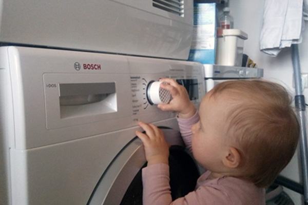 Activating the baby lock of the Bosch washing machine