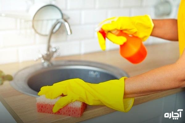 ترفند‌های تمیز کردن سینک ظرفشویی با مواد طبیعی - تمیز کردن سینک با اسپری طبیعی