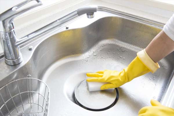 ترفند‌های تمیز کردن سینک ظرفشویی با مواد طبیعی