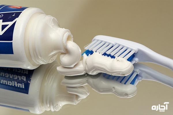 پاک کردن رنگ مو با خمیر دندان