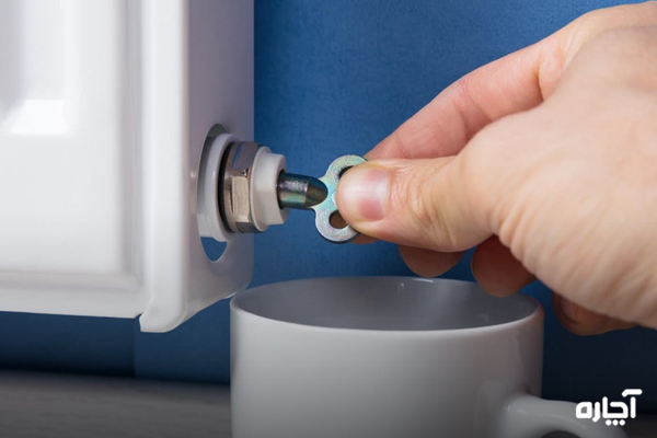 آب دادن شیر پایین رادیاتور شوفاژ