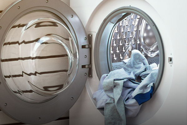 علت تمیز نشدن لباس‌ در ماشین لباسشویی