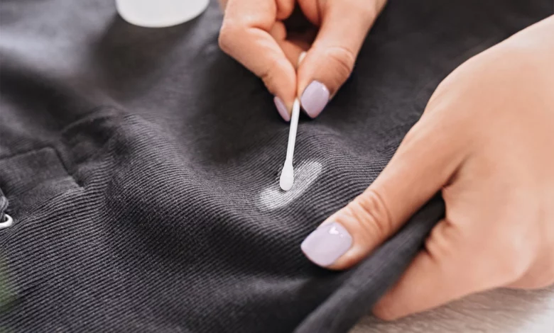 روش پاک کردن لاک غلط گیر روی لباس و مبل