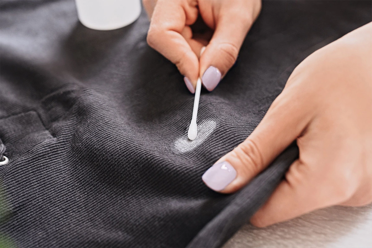 روش‌های پاک كردن لاک غلط گیر روی لباس و پارچه